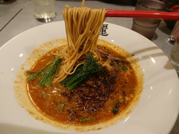 「汁あり担担麺(ﾉｰﾏﾙ)870円＋レモンサワー」@担担麺 紅麗の写真