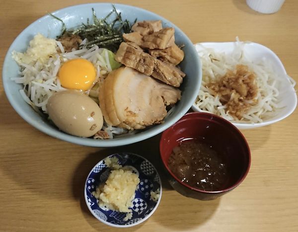 「まぜそば(ヤサイニンイクアブラ)＋豚増し＋豚増し」@らーめんコジマルの写真