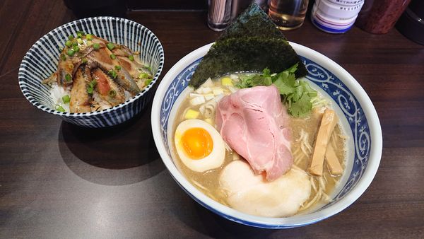 「一番搾り煮干し810+いわし丼450」@寿製麺 よしかわ 西台駅前店の写真