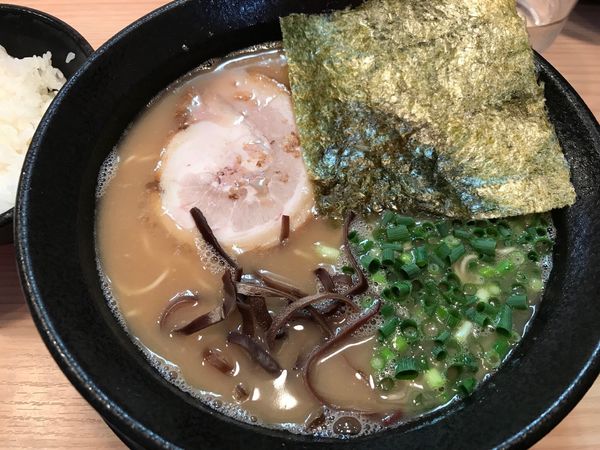 「ラーメン並 硬め 650円 替玉+ライス無料」@九州とんこつらーめん ひらさわの写真