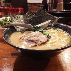 豚骨　醤油　中太麺