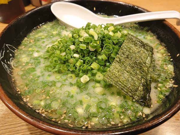 「青ねぎラーメン(替え玉×2)」@博多ラーメン 長浜や 府中店の写真