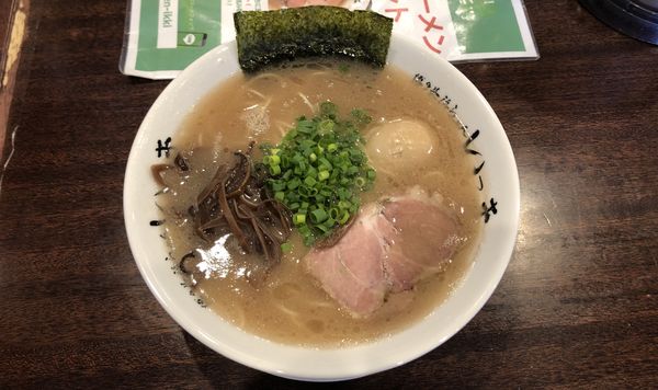 「らーめん +味付たまご（やわ〜ハリガネ）」@博多長浜らーめん いっきの写真