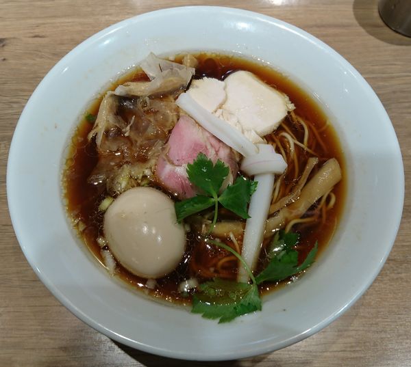 「鶏SOBA(醤油)＋味付き半熟卵」@むぎとオリーブ さいたま新都心店の写真