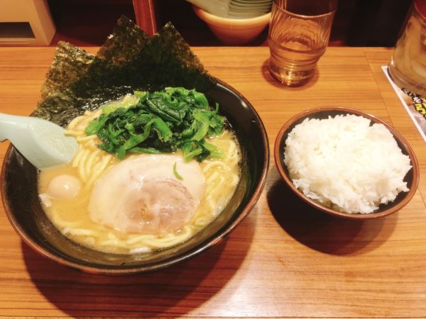 「醤油ラーメン ほうれん草増し 餃子 ライス」@横濱家系ラーメン 壱角家 西新宿店の写真