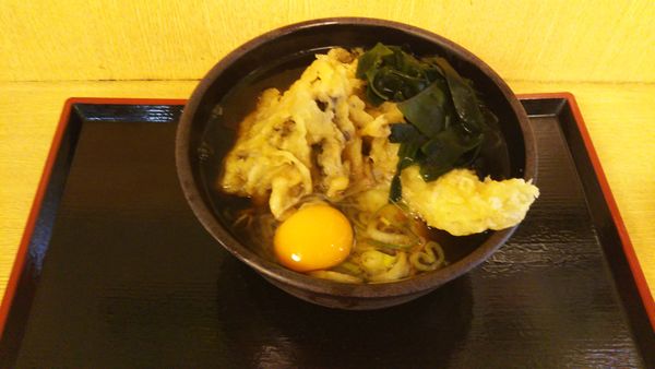 「イカ舞茸天そば、生たまご（クーポン）」@ゆで太郎 六番町店の写真