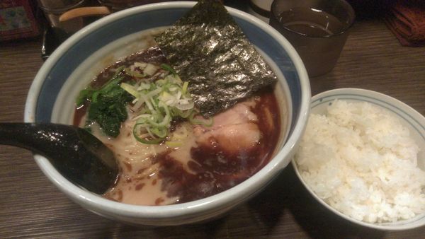 「ラーメン黒750円サービス半ライス」@麺屋あらき 竈の番人の写真