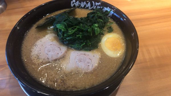 「嵐げんこつらあめん大盛900円 ほうれん草クーポン 固め」@らあめん花月嵐 瀬谷南口店の写真