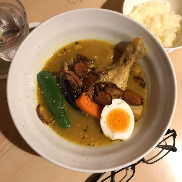 「骨付きチキンのスープカレー」@syukur 武蔵小杉店の写真