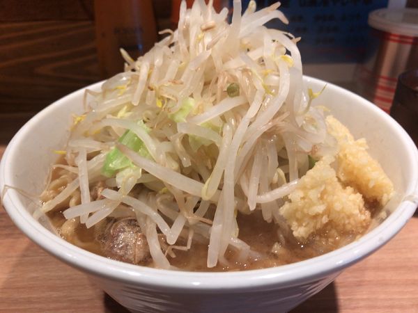 「ラーメン中・ニンニク800円+ラーパス唐辛子0円」@ラーメン 平山の写真