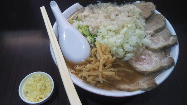 「ちゃーしゅー麺小（身入り）+玉ねぎ+ニンニク」@手打ち中華そば 酒田の写真