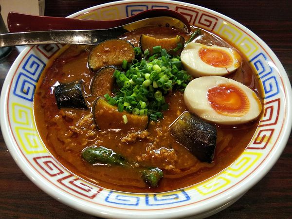 「【限定】秋ナスは嫁に喰わスナ（並盛）　※３辛　＋味玉：㋚券」@煮干しらあめん 燕黒の写真