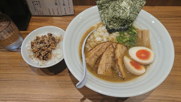 「特製濃厚煮干しそば 1030円 + ミニ焼き豚ご飯 100円」@煮干し中華そば 麺屋 芝乃の写真