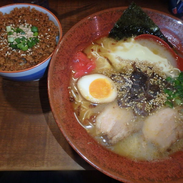「ラーメン (700円)チーズ無料、ラー油ごはん(200円)」@分田上の写真