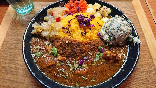 「スパイシーチキンカレー定食+季節のポテトサラダ=1230円※」@スパイスカレー青藍の写真