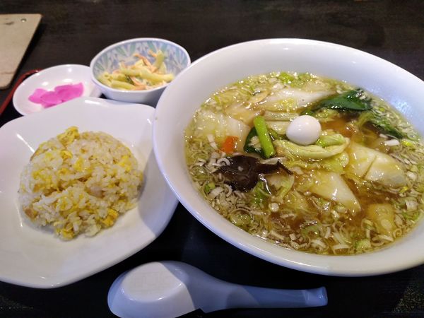 「五目ラーメン 半チャーハンセット 750円」@無論村の写真