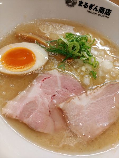 「塩とんこつラーメン」@まるぎん商店の写真