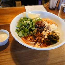 汁なし担々麺 パクチー・レモン・温泉たまごトッピング