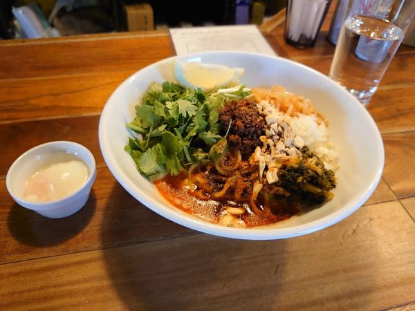 「汁なし担々麺 パクチー・レモン・温泉たまごトッピング」@担担担 渋谷道玄坂GB店の写真