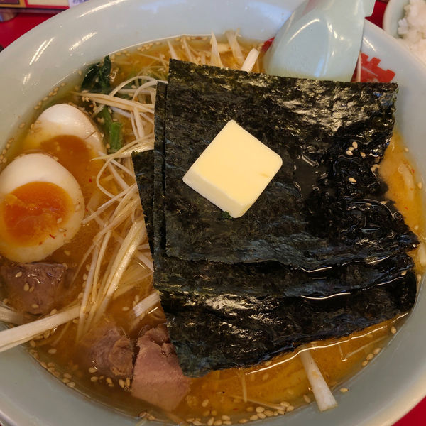「特製味噌ネギラーメン870円　バター60円　味玉0円」@ラーメン山岡家 大泉店の写真