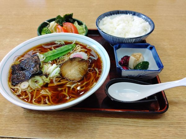 「らーめんセット(並盛)860円」@すかや 鶴見支店の写真