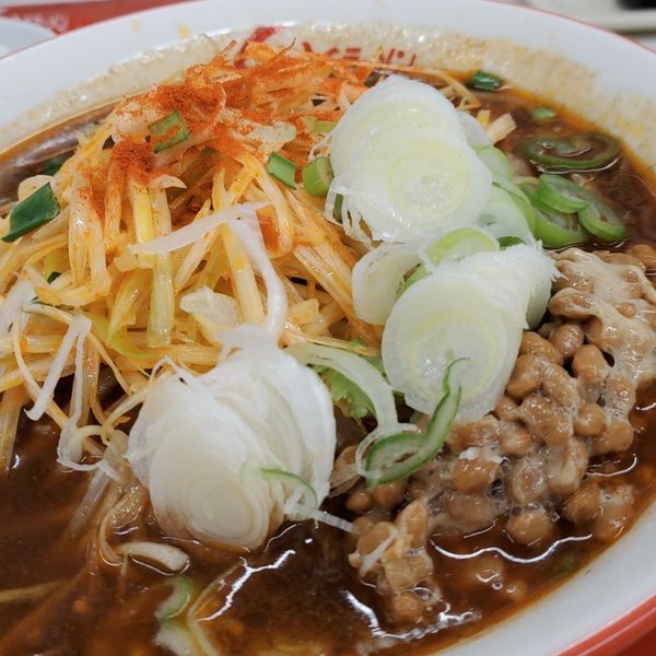 「台湾ラーメン太麺変更辛味ネギ納豆サービス小ライス」@くるまやラーメン 東村山店の写真