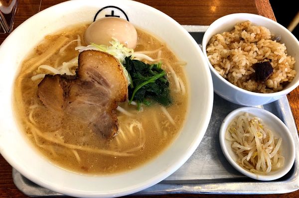 「【冬限定】みそらーめん(味玉.ランチサービス炊き込みご飯)」@十八製麺の写真