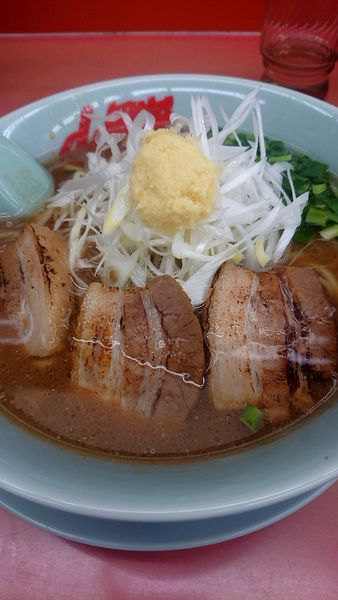 「豚バラ生姜醤油ラーメン」@ラーメン山岡家 熊谷店の写真
