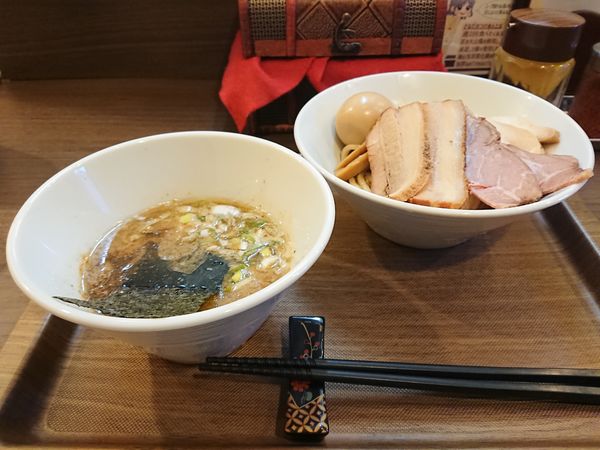 「三種のチャーシューつけめん＋鰹だしの特製味玉」@つけめん さなだの写真