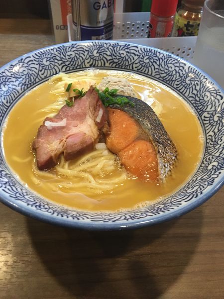 「濃厚鮭白湯塩そば中盛り」@煮干しつけ麺 宮元の写真