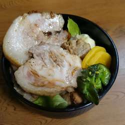 チャーシュー丼(ランチ時200円)