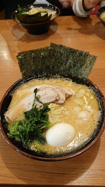 「鶴見屋スペシャル (980円)  麺増量(150円)」@横濱家系ラーメン 鶴見家 平和島店の写真