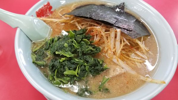 「醤油ピリ辛ネギラーメン　中　ほうれん草トッピング」@山岡家 松本店の写真