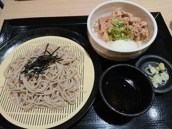 「【オープン記念】小牛肉丼そばセット  500円」@松そば 清瀬店の写真