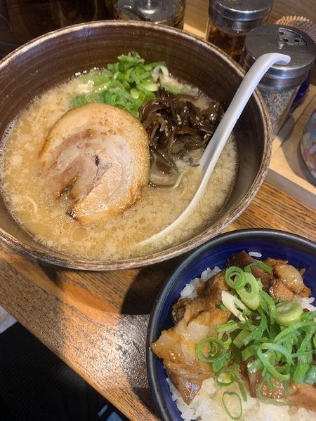 「醤油豚骨 通常価格880円+ランチ肉ごはん200円」@でびっと 中延店の写真