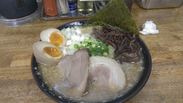 「背脂煮干し味玉950円」@中華蕎麦 丸め 東久留米店の写真