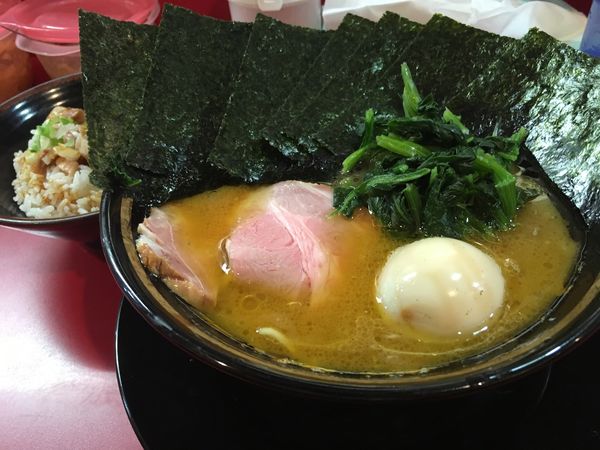 「ラーメン＋半賄い飯」@家系ラーメン とらきち家の写真