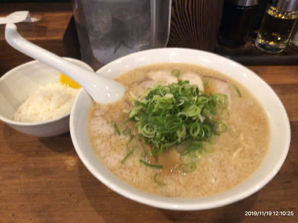 「ラーメン大盛・サービスライス(半分)」@らーめん一途の写真