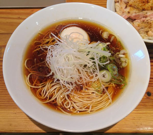 「志ん朝(醤油)＋味玉」@らーめん芝浜の写真