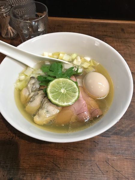 「牡蠣の塩蕎麦1350円＋肉飯」@神保町黒須の写真