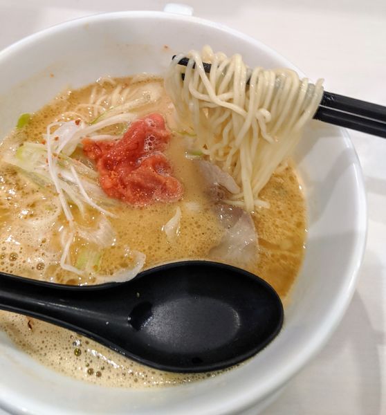 「ラーメン辛子明太子　940円」@ラーメン海鳴 福岡空港店の写真