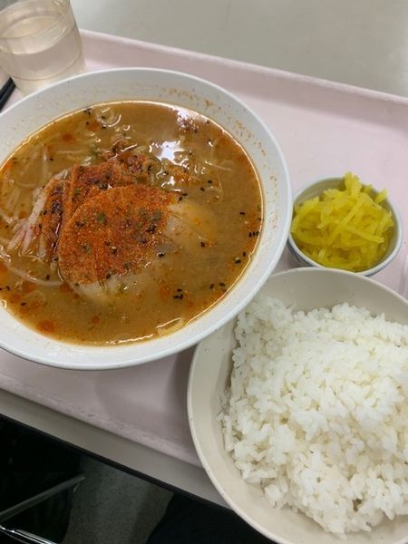 「辛味噌ラーメン（日替り） 470円　ライス100円」@総合職員食堂の写真