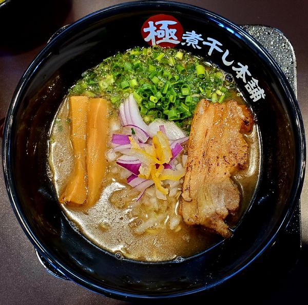 「煮干し豚骨ラーメン」@極煮干し本舗 フォレストモール甲斐竜王店の写真
