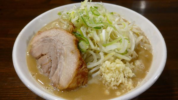 「らーめん 豚一切れ¥890／麺硬め、にんにくアブラねぎ¥0」@ちばから 渋谷道玄坂店の写真
