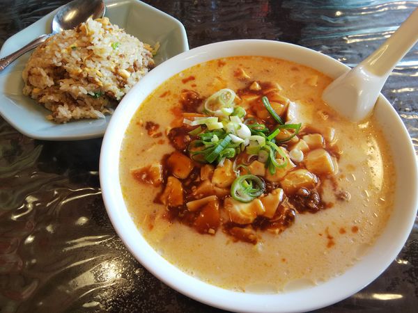 「【限定】豚骨麻婆ラーメン＋半炒飯」@中国料理 竹園の写真