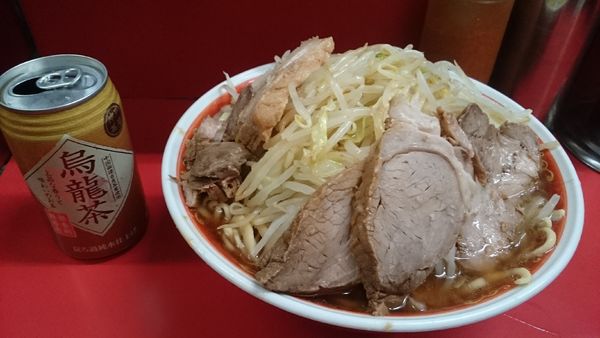 「麺増し・大ぶた・カタカタ・烏龍茶(ヤサイカラメ)￥９５０」@ラーメン二郎 上野毛店の写真
