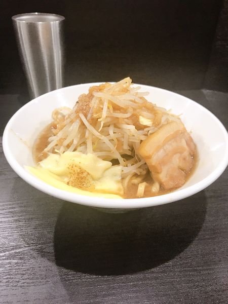 「汁なし＋とろけるチーズ」@ラーメンフクロウの写真