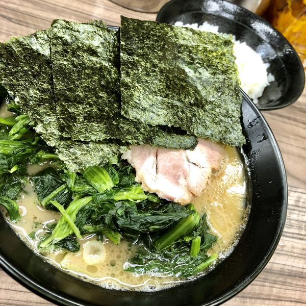 「ラーメン￥650 (無料ライス) ＋ほうれん草￥100」@家系らーめん 武蔵家 川越店の写真