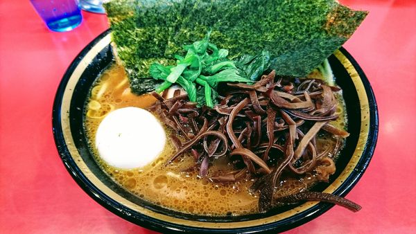 「チャーシューメン(中盛･麺硬め･味濃いめ)+海苔･木耳･白玉」@家系総本山 ラーメン吉村家の写真