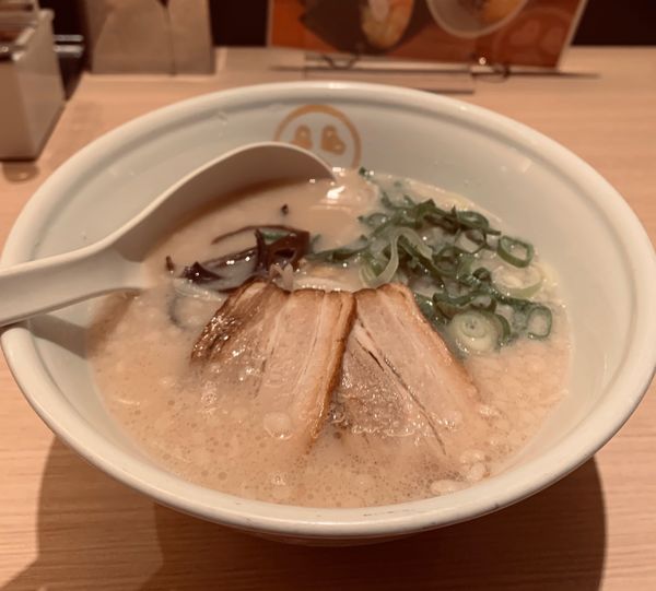 「豚骨白（バリカタ￥690）」@TOKYO 豚骨 BASE MADE by 博多一風堂 ecute品川サウス店の写真